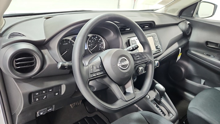 2025 Nissan Kicks Play S photo 8
