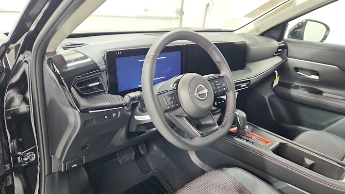 2025 Nissan Kicks SR photo 7