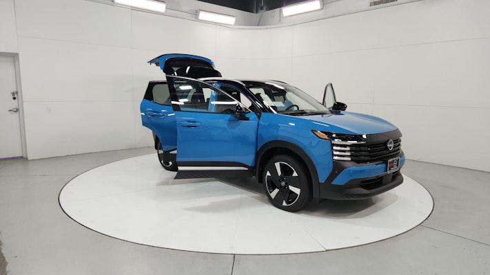 2025 Nissan Kicks SR photo 3
